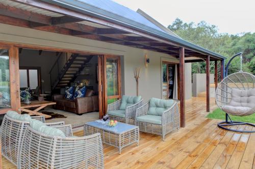 Χώρος καθιστικού στο Botlierskop Bush Villas