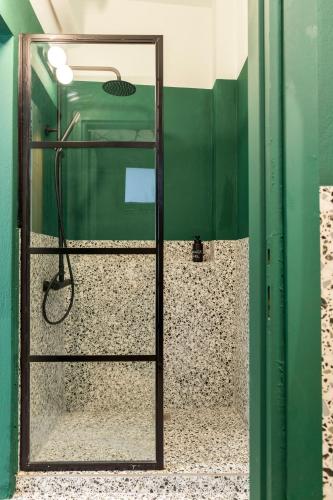 Large, stylish & super central studio