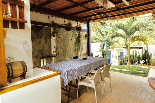 a dining room with a table and chairs at Casa Bananeiras Tunel in Bananeiras