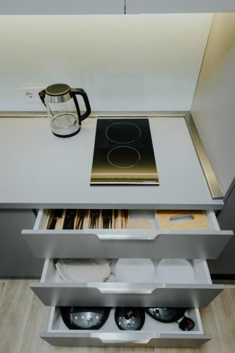 Kuchyň nebo kuchyňský kout v ubytování Skyline Luxury Suites