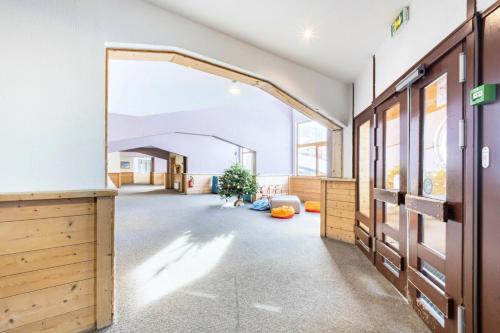 une pièce vide avec un grand miroir dans un bâtiment dans l'établissement Résidence Aster - maeva Home - 4 Pièces 8 Personnes Prestige MAE-4148, à Avoriaz