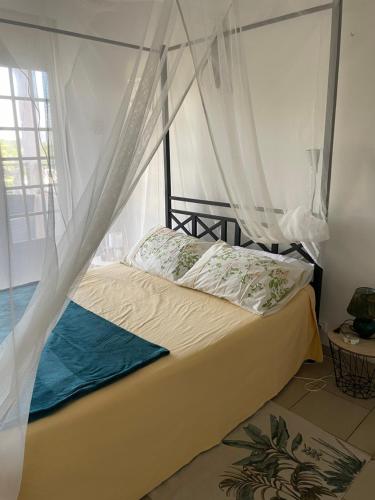 Una cama o camas en una habitación de La Canopée Enchantée, chambres d'hôtes, piscine, proche aéroport, Gare maritime