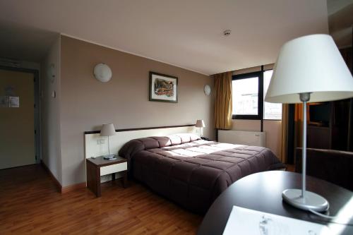 a hotel room with a bed and a table at Ibis Styles Palermo Cristal in Palermo