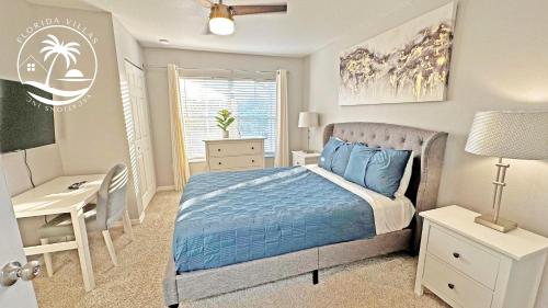 una camera da letto con un letto, una scrivania e una scrivania di Deluxe Villas Resort at Seven Dwrafs - Close to Disney a Kissimmee