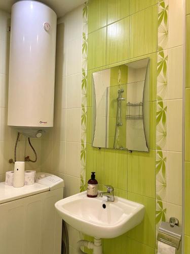 a bathroom with a sink and a mirror at Апартамент "Скален венец" in Veliko Tŭrnovo