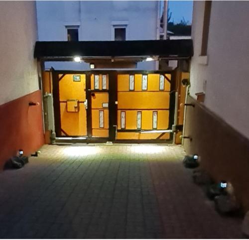an empty hallway with an open door in a building at Monteurzimmer Lollar in Lollar