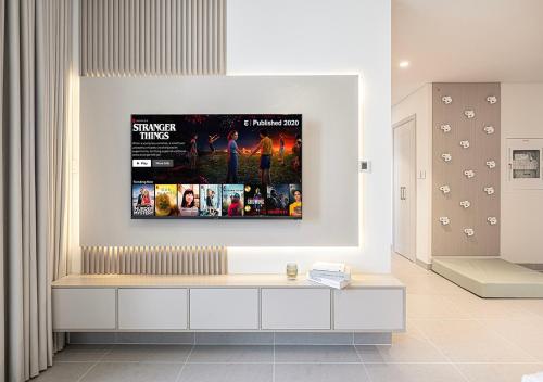 Μια τηλεόραση ή/και κέντρο ψυχαγωγίας στο Kinfolk Homes - 5-Star Family Stay, 8 Minutes Walk to Dubai Mall & Burj Khalifa