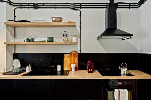 Large, stylish & super central studio