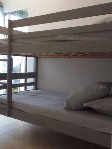 Ce lit superposé se trouve dans un dortoir doté d'une fenêtre. dans l'établissement Appartement chic et cosy, au Barcarès