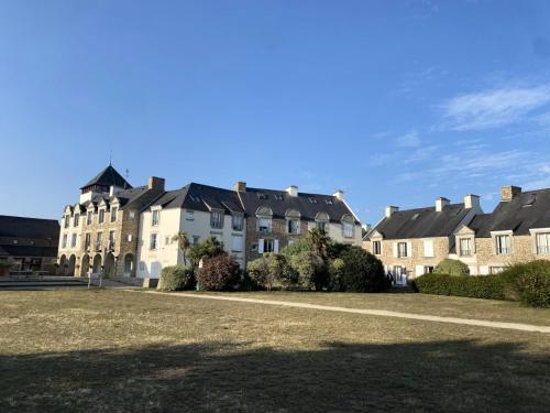une rangée de maisons devant une cour dans l'établissement Résidence Port du Crouesty - maeva Home - Appartement duplex 2 pièces 7 personnes Confort MAE-9689, à Arzon