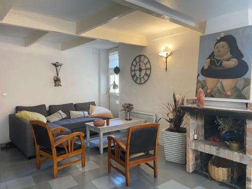 un salon avec un canapé et une table dans l'établissement Appartement Duplex avec grande Terrasse en face d un ancien moulin a huile d olive ,climatisé 2 chambres, à Grasse