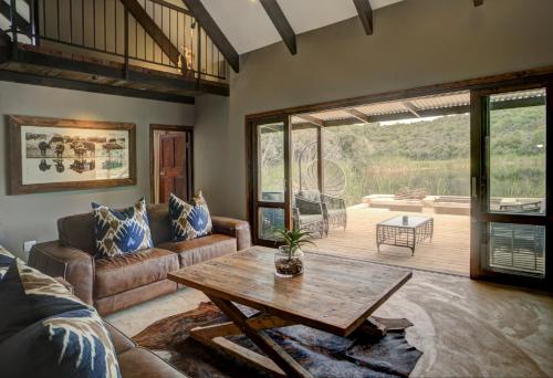 Χώρος καθιστικού στο Botlierskop Bush Villas