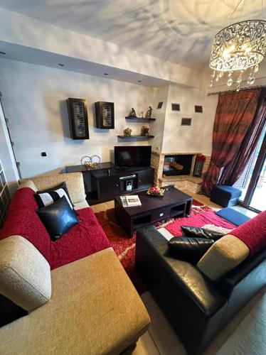 una sala de estar con un sofá y una mesa en Anilion Escape, en Anilio - Metsovo