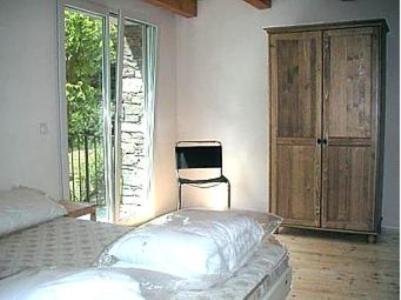 1 dormitorio con cama y lámpara junto a una ventana en Rustico Al Noce, en Riveo
