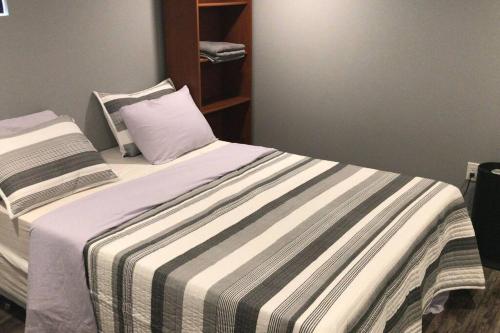 Ένα ή περισσότερα κρεβάτια σε δωμάτιο στο Affordable 2BR Family Friendly Basement Apt