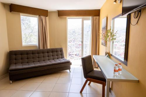 a waiting room with a couch and a table at Hotel Balcón del Cielo in Guanajuato