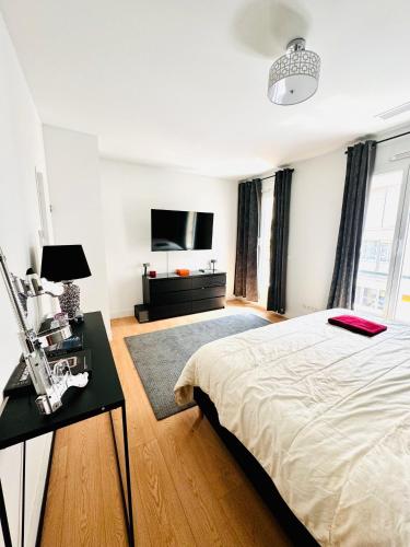 Ένα ή περισσότερα κρεβάτια σε δωμάτιο στο maison luxueuse avec piscine privée chauffée