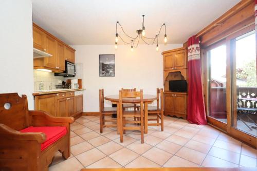 une cuisine avec une table et une salle à manger dans l'établissement Résidence Les Hauts De Chavants - Hauts de Chavants Berard 04 MAE-6426, aux Houches