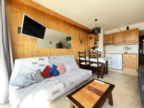 un salon avec un canapé blanc et une cuisine dans l'établissement Résidence Les Alpages - Studio skis aux pieds avec une vue exceptionnelle MAE-3284, à Notre-Dame-de-Bellecombe