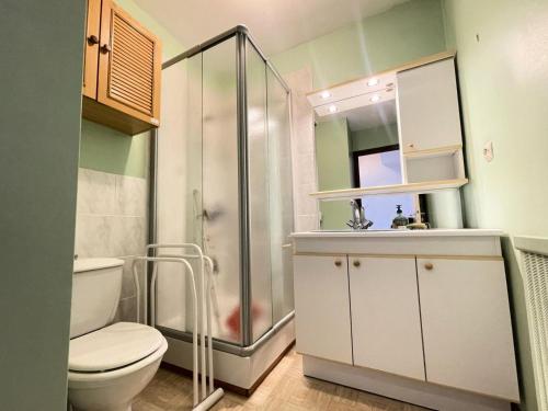 une salle de bain avec une douche, des toilettes et un lavabo dans l'établissement Résidence Les Alpages - Studio skis aux pieds avec une vue exceptionnelle MAE-3284, à Notre-Dame-de-Bellecombe