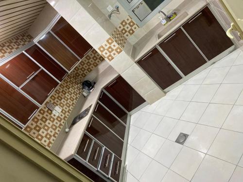 una vista aérea de una cocina con armarios marrones en Hona Al Holm Furnished Units, en Dammam