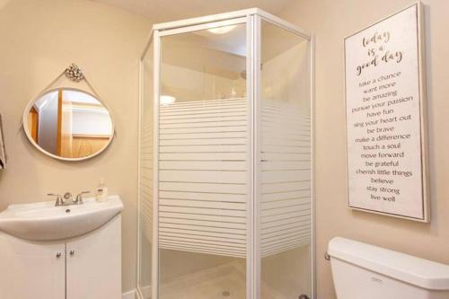 Ένα μπάνιο στο Spacious 3bedrm for family or business travellers