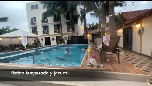 a group of people in the swimming pool at a hotel at Hotel Berlín International in Puerto López