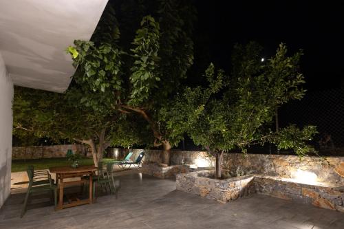 Zahrada ubytování Chrisi Holiday Home - 500 sqm Private Gardens & Nature View - 300m by the sea