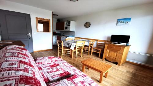 une chambre avec un lit et une cuisine avec une table dans l'établissement Résidence Hameau Des Ecrins - HEA910 - APPARTEMENT 1 CHAMBRE + COIN MONTAGNE - TERRASSE VUE MONTAGNES MAE-2211, à Narreyroux