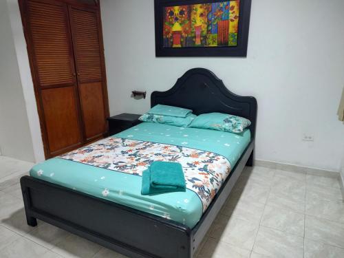 辛塞莱霍Hotel Tamaulipas Mixteca的一张床上,上面有黑色床头板