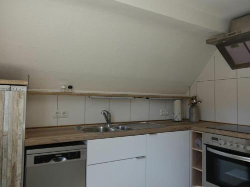 Köök või kööginurk majutusasutuses Holiday apartment Uhu in the house on linden tree