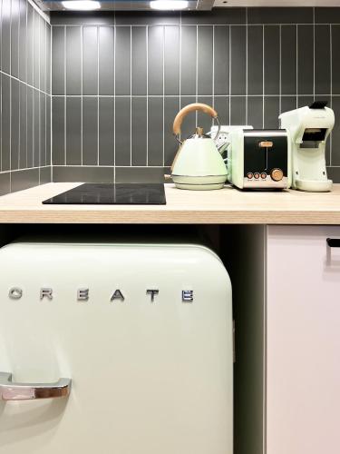 - une cuisine avec un comptoir, une bouilloire et un grille-pain dans l'établissement Jungle home, à Rodez