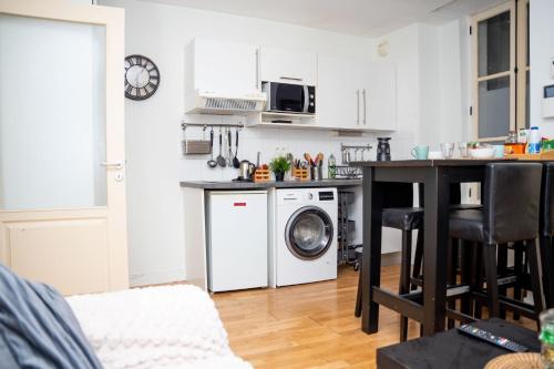 - une cuisine avec lave-linge et sèche-linge dans la chambre dans l'établissement Le castel, à Nantes