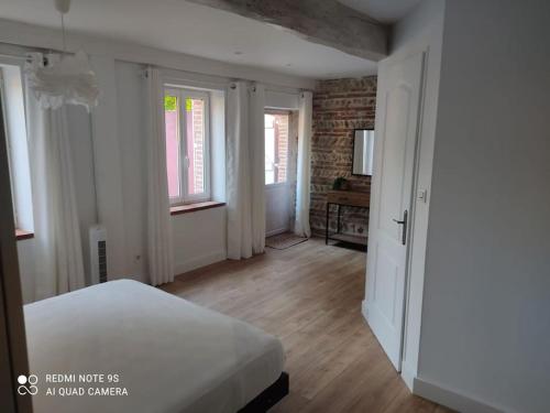 - une chambre avec un lit blanc et une chambre avec des fenêtres dans l'établissement Villa avec piscine, Spa, terrain de pétanque, baby foot, ping pong, à Labarthe-sur-Lèze