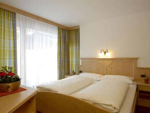 Un pat sau paturi într-o cameră la Chalet Susi