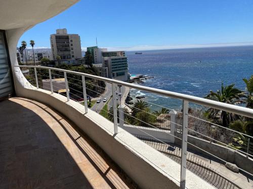 a balcony with a view of the ocean at La mejor vista de Viña del Mar in Viña del Mar