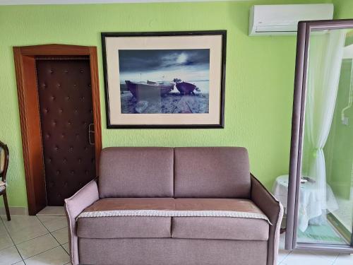 Una sala de estar con un sofá y un cuadro en la pared. en Adriatic Luxury Flat, en Budva