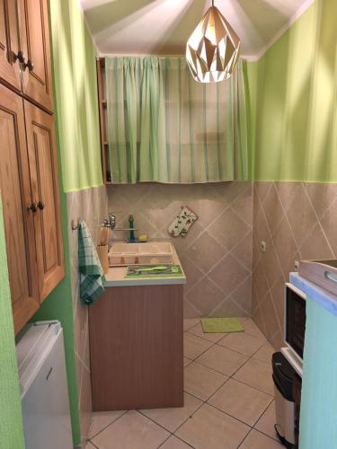 un baño con lavabo y espejo en Adriatic Luxury Flat, en Budva