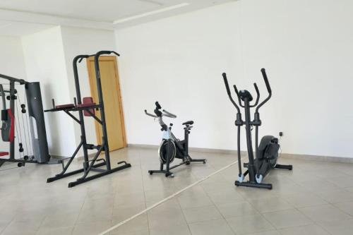 a gym with several exercise bikes in a room at Chic & Charme Studio Près de l'aéroport in Nouaceur