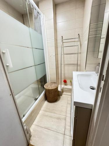 une salle de bain avec douche et lavabo dans l'établissement Appartement proche métro la Timone pour 4 pers Avec 2ch, à Marseille