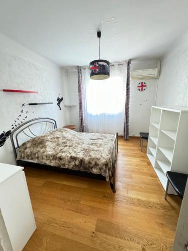 une chambre avec un lit dans une pièce dans l'établissement Appartement proche métro la Timone pour 4 pers Avec 2ch, à Marseille