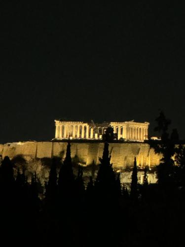 uma vista noturna da acrópole de Atenas à noite em Acropolis view em Atenas