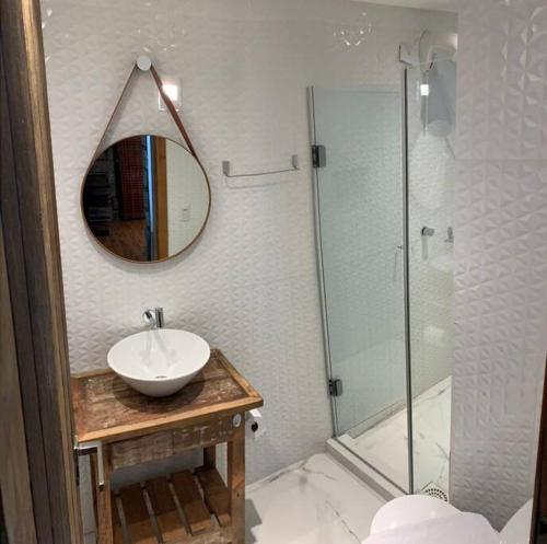 Bilik mandi di Apto 2 - com Jacuzzi e Vista Mar - Morada do Ganso Bombinhas