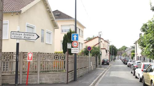 a street with cars parked on the side of the road at L'écrin de Camille et Marie in Bobigny