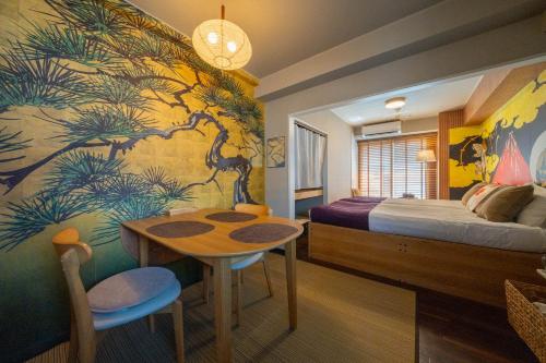 una camera da letto con un letto e un tavolo e un letto e una stanza di South 1014 a Sapporo