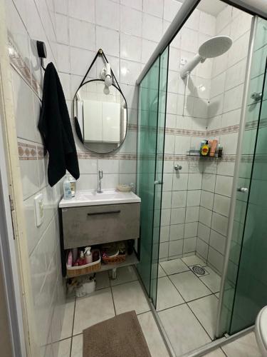 カパン・ダ・カノアにあるApto 604 vibesの洗面台とシャワー付きのバスルーム