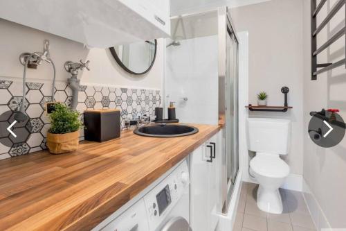 un baño con lavabo e inodoro en Cobbers Rest, en Jindabyne