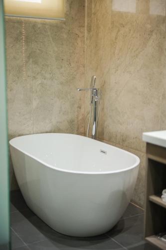 Ένα μπάνιο στο The Hotel Andrea