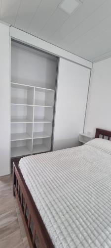 a bedroom with a bed and a large window at KUSI Casas de alquiler in Liebig