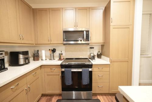 Η κουζίνα ή μικρή κουζίνα στο Paradise Ohana Ocean View Oasis with community Pool, Spa, Gym and Rec Area with PingPong, Air Hockey and Foosball